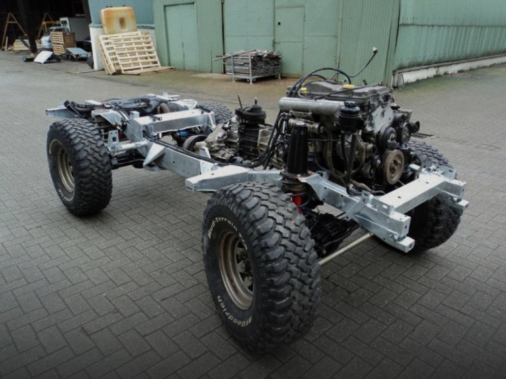 Kaal Defender-chassis op wielen tijdens de opbouw