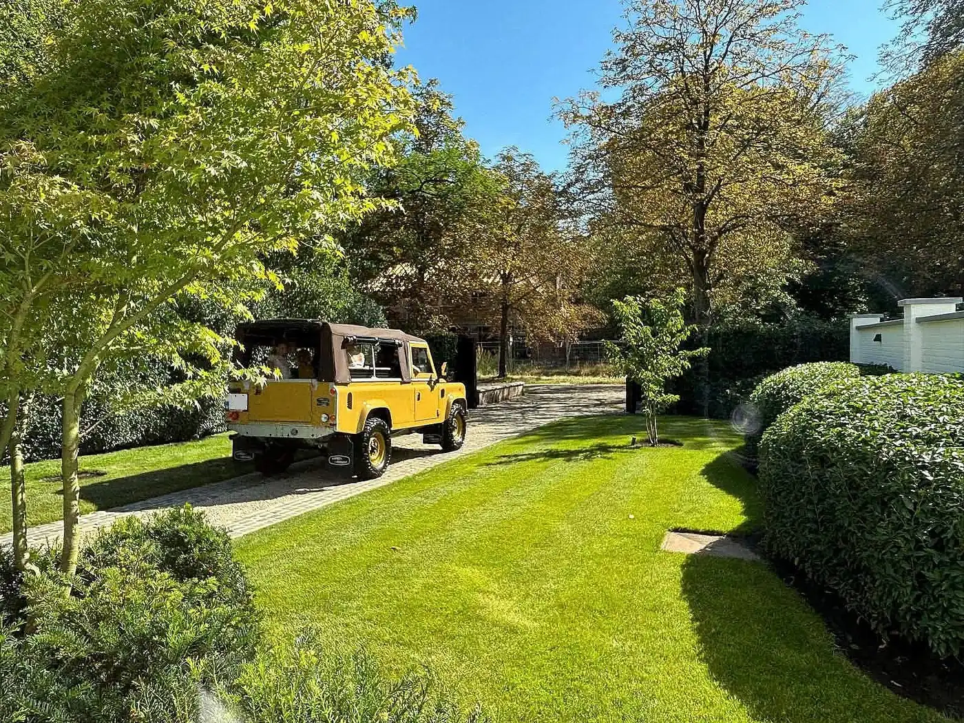 Land Rover Defender 110 soft top in zandgeel, opgebouwd door Desert Foxx