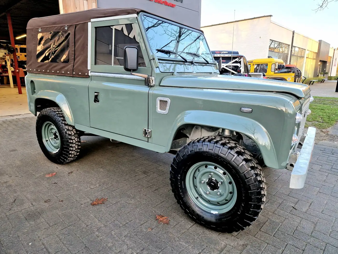 Land Rover Defender 90 in Heritage-groen, opgebouwd door Desert Foxx