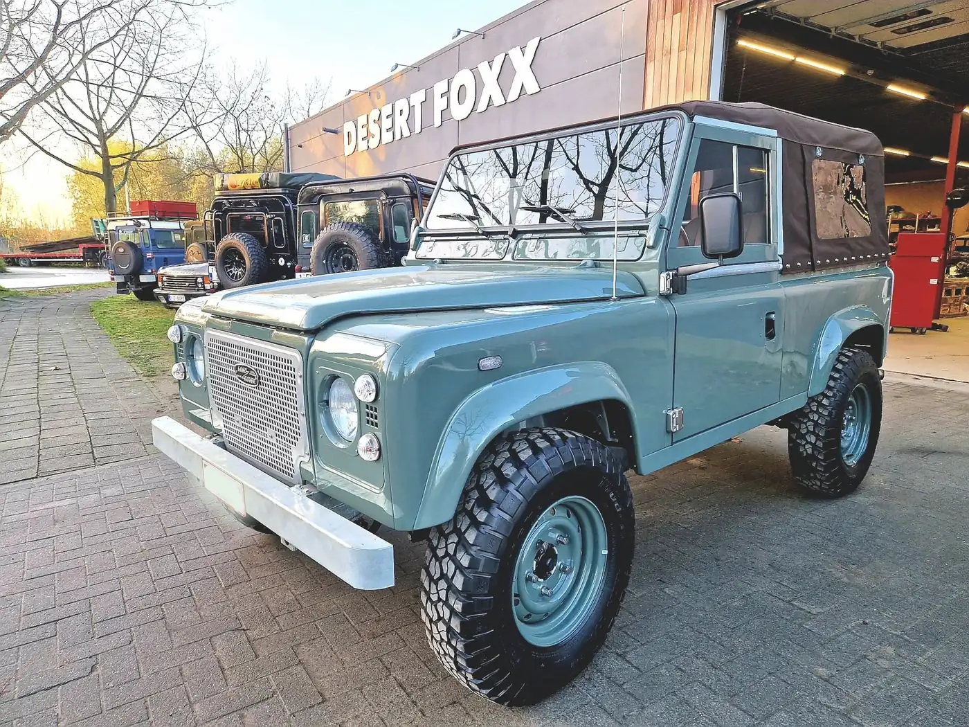 Land Rover Defender 90 in Heritage-groen, opgebouwd door Desert Foxx