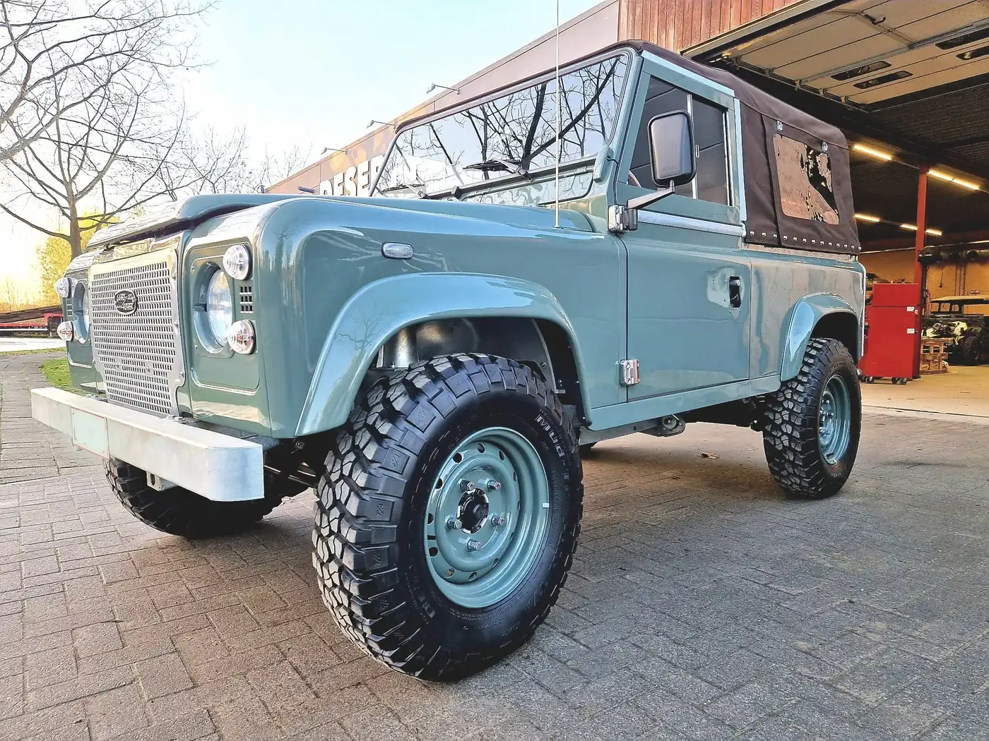 Land Rover Defender 90 in Heritage-groen, opgebouwd door Desert Foxx