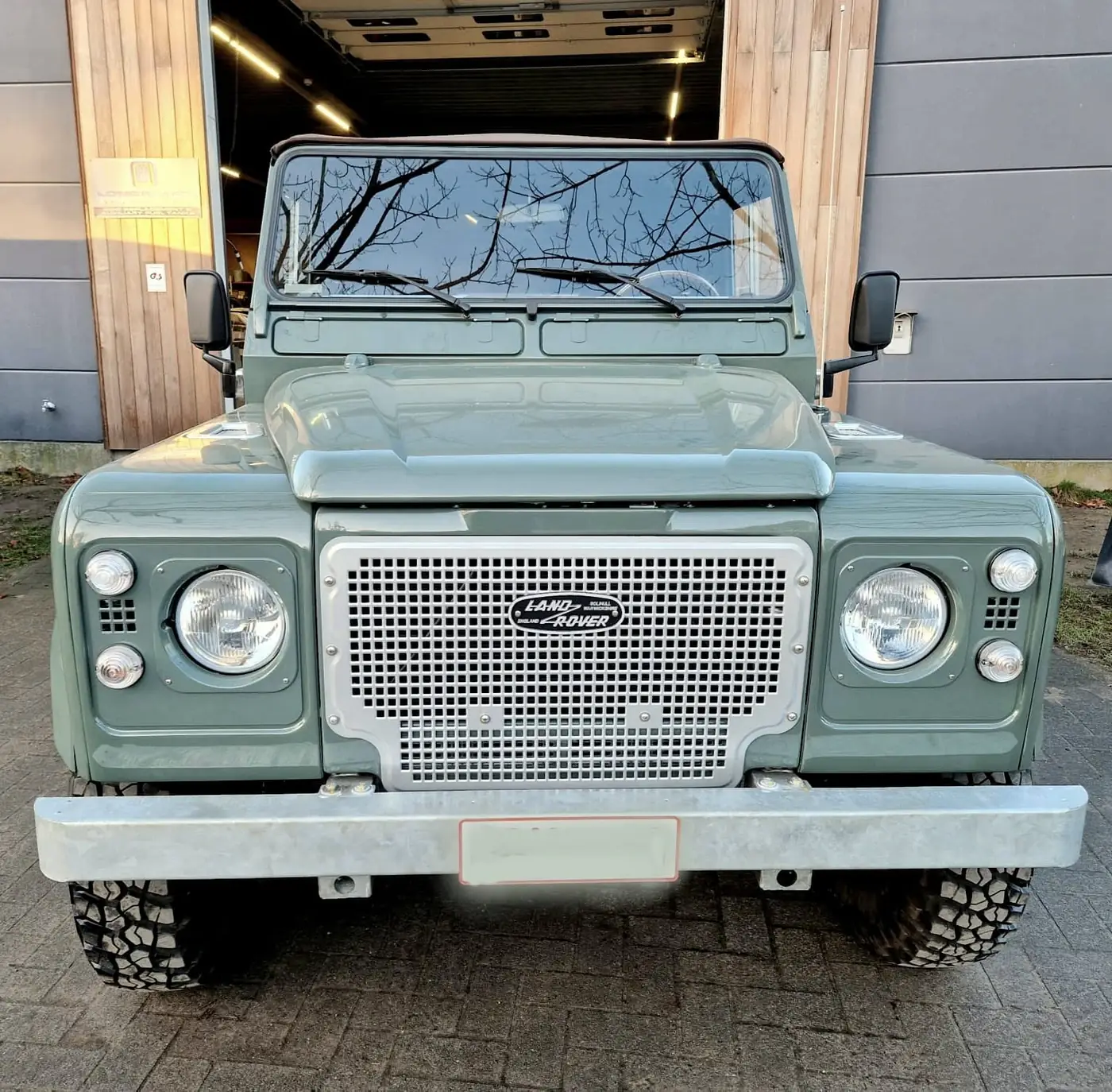 Land Rover Defender 90 in Heritage-groen, opgebouwd door Desert Foxx
