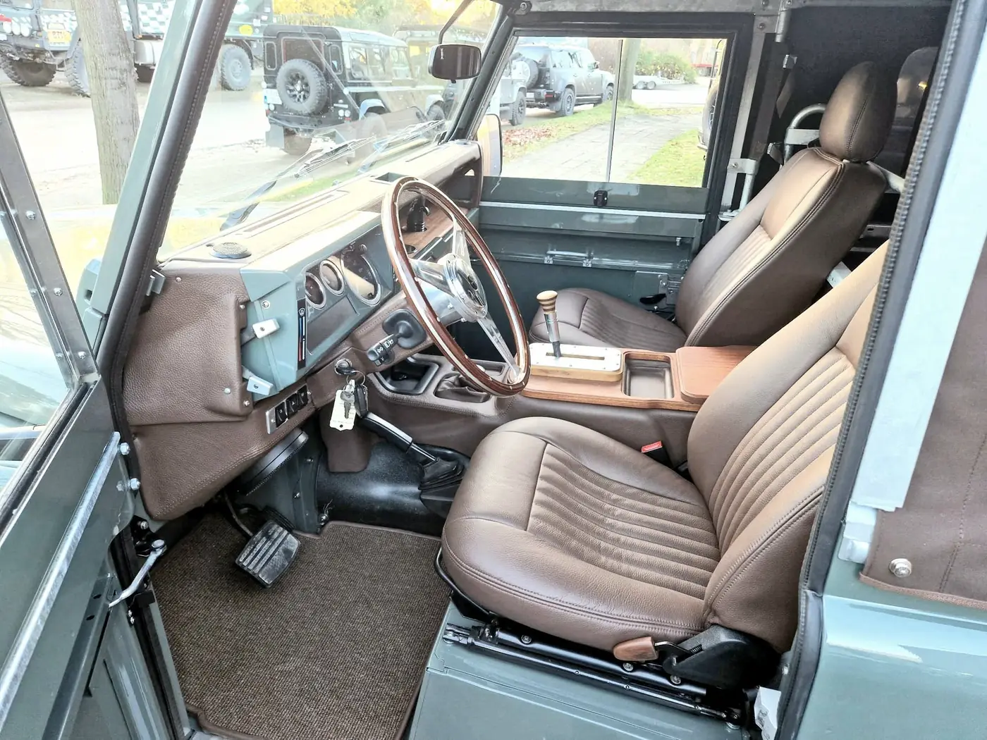 Land Rover Defender 90 in Heritage-groen, opgebouwd door Desert Foxx