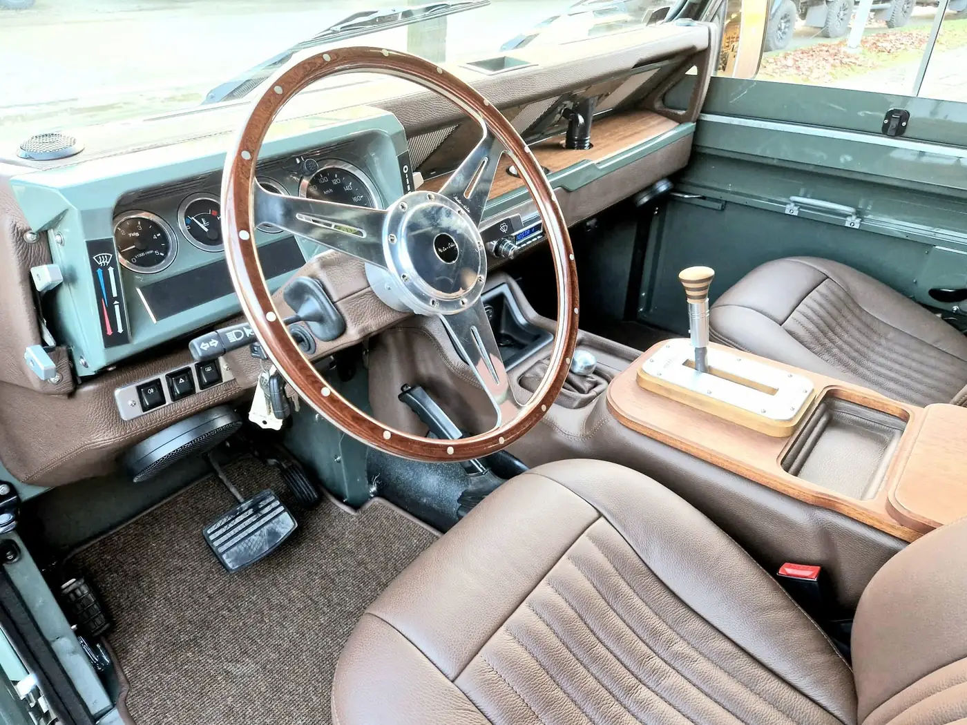 Land Rover Defender 90 in Heritage-groen, opgebouwd door Desert Foxx