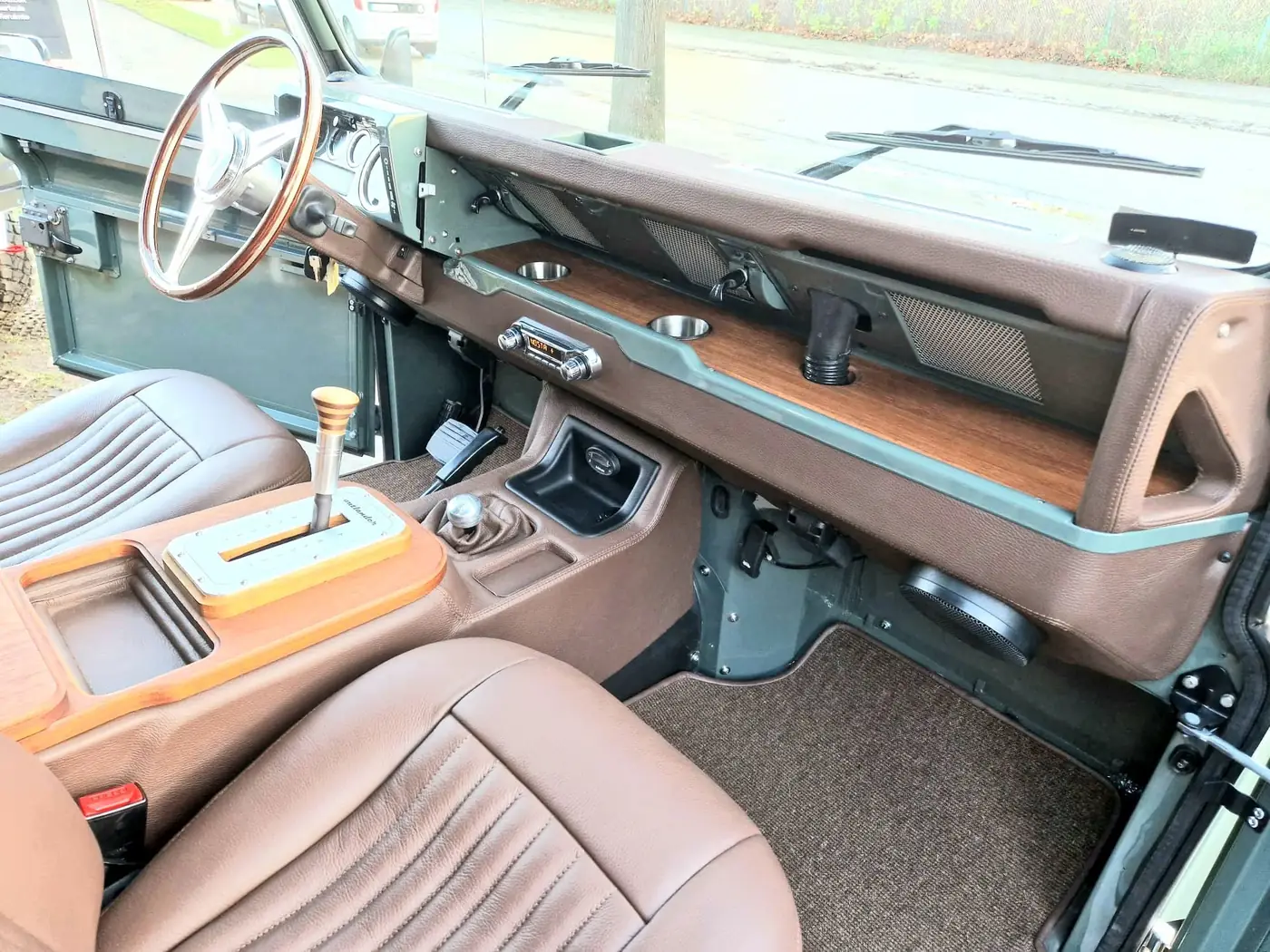 Land Rover Defender 90 in Heritage-groen, opgebouwd door Desert Foxx
