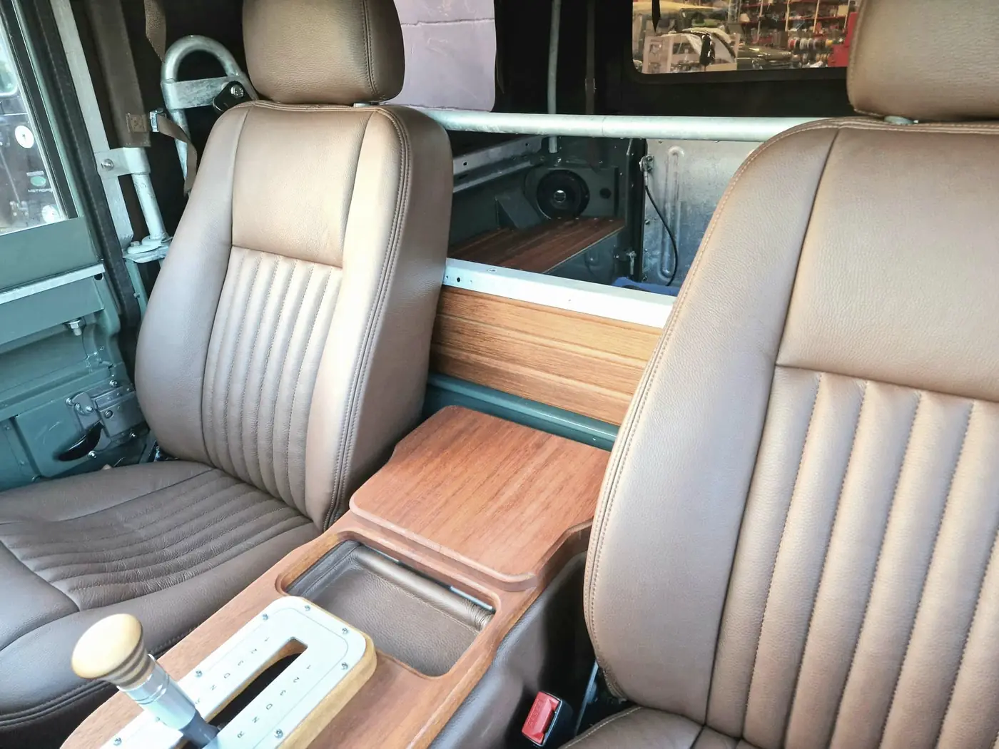 Land Rover Defender 90 in Heritage-groen, opgebouwd door Desert Foxx