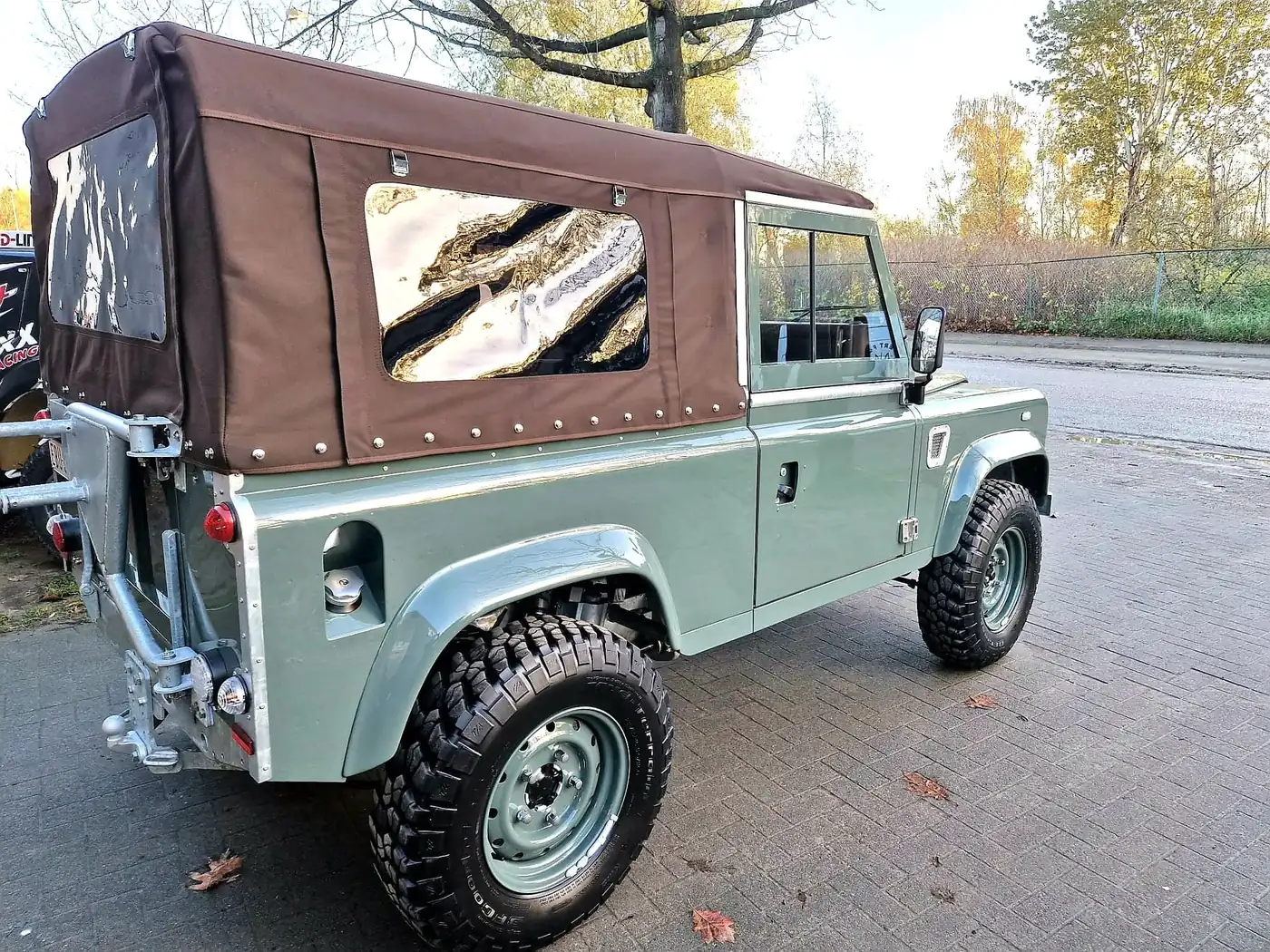 Land Rover Defender 90 in Heritage-groen, opgebouwd door Desert Foxx